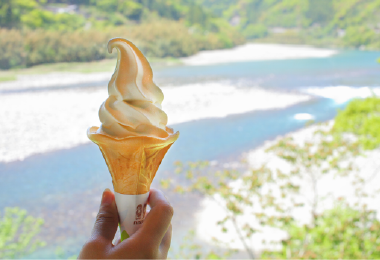Tosa Jirō Soft Ice Cream to Savor as You Take in the “Niyodo Blue” View